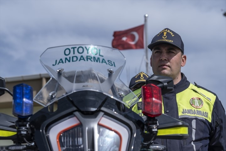 Otoyollarda yeni dönem Hiçbir şekilde kaçış yok: Ekipler artık bu cihazla tespit ediyor... 27 ilde 4 bin personelle görevdeler Otoyollarda yeni dönem Hiçbir şekilde kaçış yok: Ekipler artık bu cihazla tespit ediyor... 27 ilde 4 bin personelle görevdeler