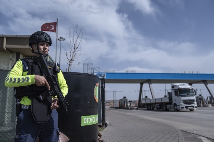 Otoyollarda yeni dönem Hiçbir şekilde kaçış yok: Ekipler artık bu cihazla tespit ediyor... 27 ilde 4 bin personelle görevdeler Otoyollarda yeni dönem Hiçbir şekilde kaçış yok: Ekipler artık bu cihazla tespit ediyor... 27 ilde 4 bin personelle görevdeler