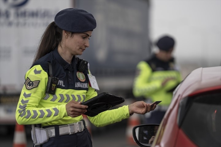 Otoyollarda yeni dönem Hiçbir şekilde kaçış yok: Ekipler artık bu cihazla tespit ediyor... 27 ilde 4 bin personelle görevdeler Otoyollarda yeni dönem Hiçbir şekilde kaçış yok: Ekipler artık bu cihazla tespit ediyor... 27 ilde 4 bin personelle görevdeler