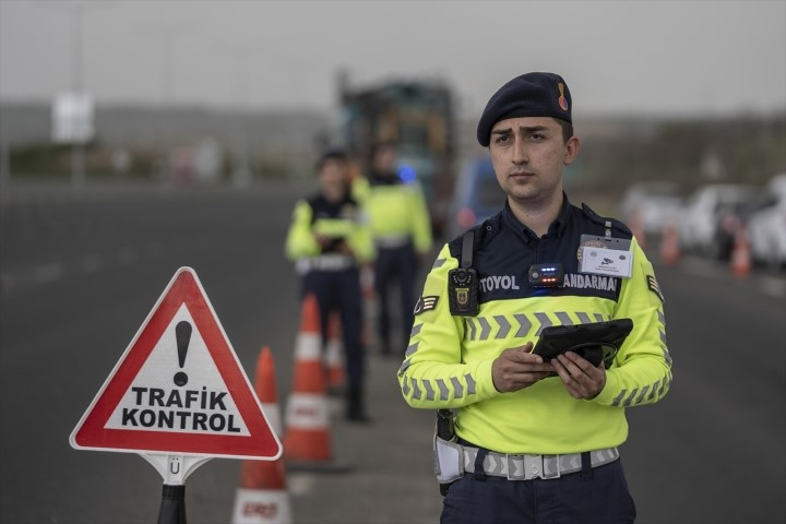 Otoyollarda yeni dönem Hiçbir şekilde kaçış yok: Ekipler artık bu cihazla tespit ediyor... 27 ilde 4 bin personelle görevdeler Otoyollarda yeni dönem Hiçbir şekilde kaçış yok: Ekipler artık bu cihazla tespit ediyor... 27 ilde 4 bin personelle görevdeler