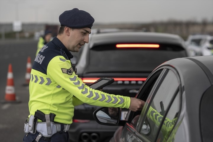 Otoyollarda yeni dönem Hiçbir şekilde kaçış yok: Ekipler artık bu cihazla tespit ediyor... 27 ilde 4 bin personelle görevdeler Otoyollarda yeni dönem Hiçbir şekilde kaçış yok: Ekipler artık bu cihazla tespit ediyor... 27 ilde 4 bin personelle görevdeler