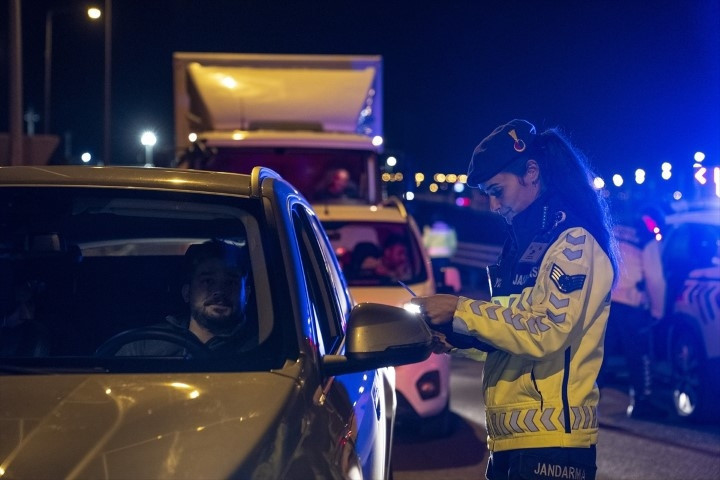 Otoyollarda yeni dönem Hiçbir şekilde kaçış yok: Ekipler artık bu cihazla tespit ediyor... 27 ilde 4 bin personelle görevdeler Otoyollarda yeni dönem Hiçbir şekilde kaçış yok: Ekipler artık bu cihazla tespit ediyor... 27 ilde 4 bin personelle görevdeler