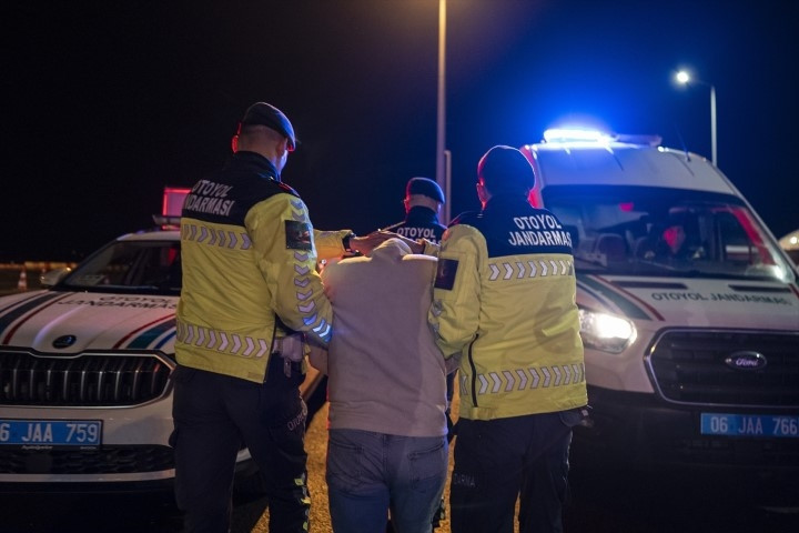 Otoyollarda yeni dönem Hiçbir şekilde kaçış yok: Ekipler artık bu cihazla tespit ediyor... 27 ilde 4 bin personelle görevdeler Otoyollarda yeni dönem Hiçbir şekilde kaçış yok: Ekipler artık bu cihazla tespit ediyor... 27 ilde 4 bin personelle görevdeler