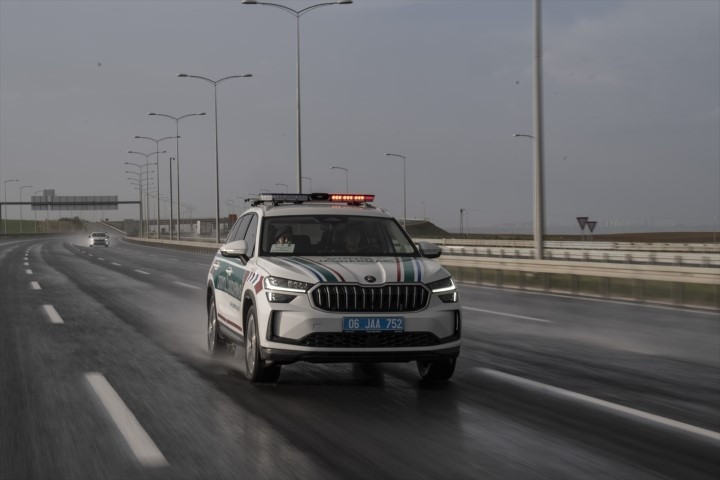 Otoyollarda yeni dönem Hiçbir şekilde kaçış yok: Ekipler artık bu cihazla tespit ediyor... 27 ilde 4 bin personelle görevdeler Otoyollarda yeni dönem Hiçbir şekilde kaçış yok: Ekipler artık bu cihazla tespit ediyor... 27 ilde 4 bin personelle görevdeler