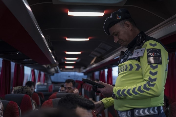 Otoyollarda yeni dönem Hiçbir şekilde kaçış yok: Ekipler artık bu cihazla tespit ediyor... 27 ilde 4 bin personelle görevdeler Otoyollarda yeni dönem Hiçbir şekilde kaçış yok: Ekipler artık bu cihazla tespit ediyor... 27 ilde 4 bin personelle görevdeler