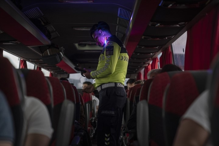 Otoyollarda yeni dönem Hiçbir şekilde kaçış yok: Ekipler artık bu cihazla tespit ediyor... 27 ilde 4 bin personelle görevdeler Otoyollarda yeni dönem Hiçbir şekilde kaçış yok: Ekipler artık bu cihazla tespit ediyor... 27 ilde 4 bin personelle görevdeler