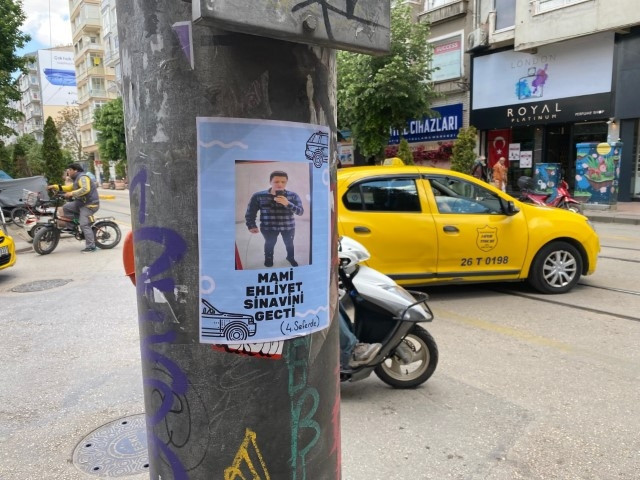 Kentte şaşkına çeviren broşürler: Genç adamın fotoğrafını asıp bu notu düştüler