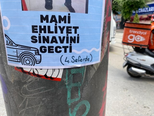 Kentte şaşkına çeviren broşürler: Genç adamın fotoğrafını asıp bu notu düştüler