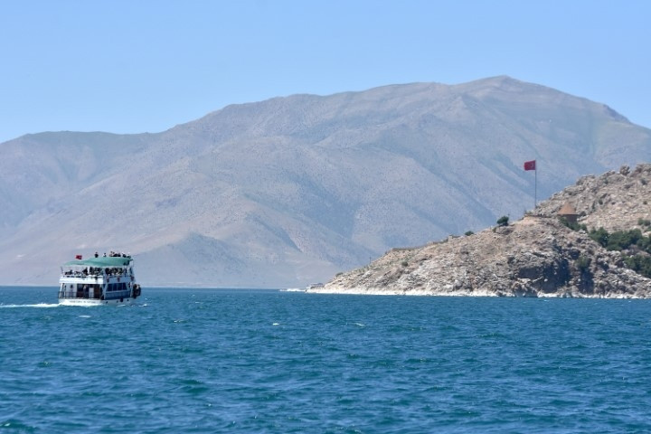 Doğu Anadoluda masalsı bir yer Kente gelenlerin ilk güzergahı oluyor: On binlerce kişi ziyaret etti...  Büyüleyici bir hikayesi ve manzarası var