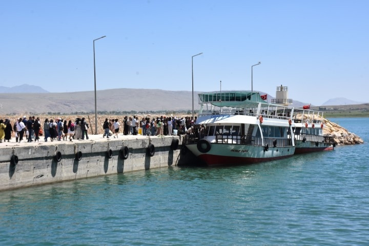 Doğu Anadoluda masalsı bir yer Kente gelenlerin ilk güzergahı oluyor: On binlerce kişi ziyaret etti...  Büyüleyici bir hikayesi ve manzarası var