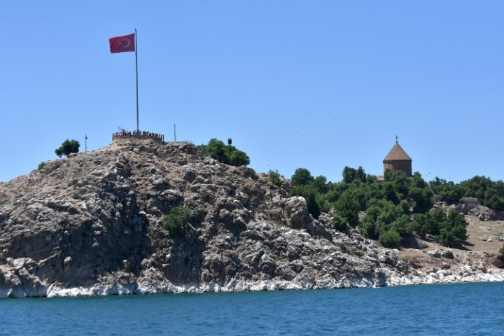 Doğu Anadoluda masalsı bir yer Kente gelenlerin ilk güzergahı oluyor: On binlerce kişi ziyaret etti...  Büyüleyici bir hikayesi ve manzarası var