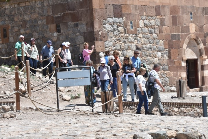 Doğu Anadoluda masalsı bir yer Kente gelenlerin ilk güzergahı oluyor: On binlerce kişi ziyaret etti...  Büyüleyici bir hikayesi ve manzarası var