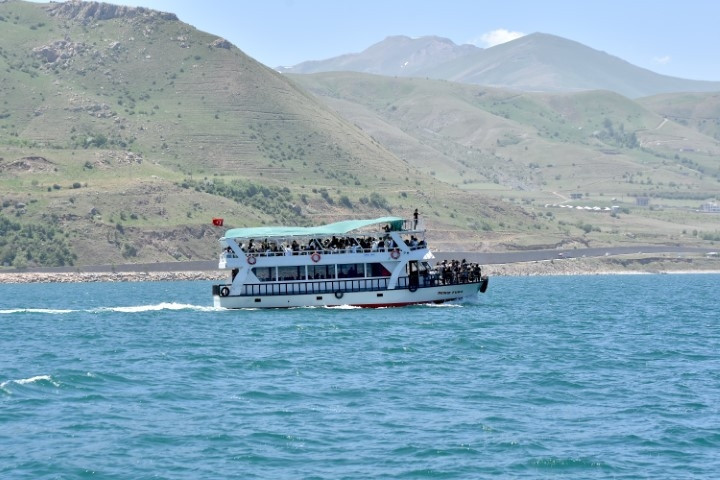 Doğu Anadoluda masalsı bir yer Kente gelenlerin ilk güzergahı oluyor: On binlerce kişi ziyaret etti...  Büyüleyici bir hikayesi ve manzarası var