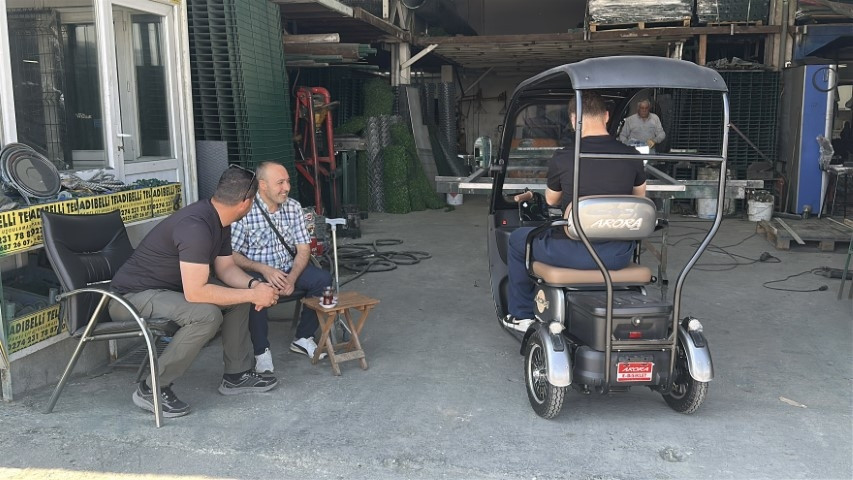 Umreye gidebilmek için satmıştı... Arkadaşları bir araya geldi; yenisini alıp hediye etti