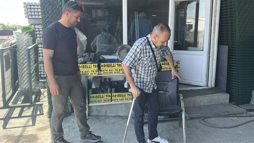 Umreye gidebilmek için satmıştı... Arkadaşları bir araya geldi; yenisini alıp hediye etti