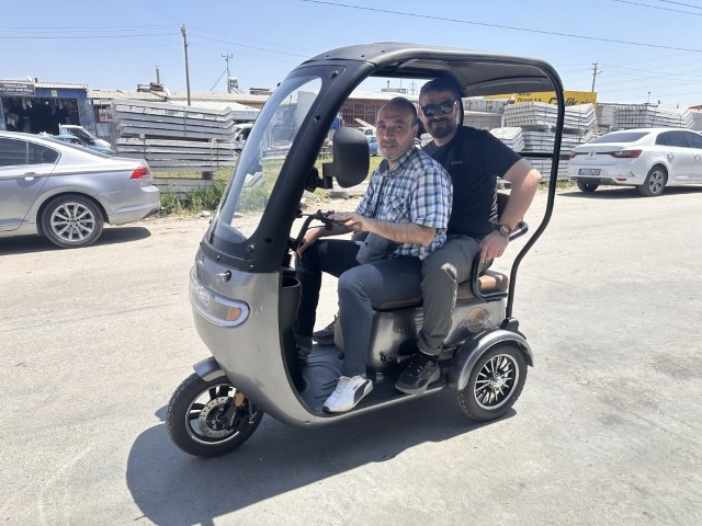 Umreye gidebilmek için satmıştı... Arkadaşları bir araya geldi; yenisini alıp hediye etti