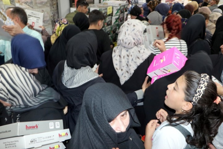 AVMde izdiham: Duyan koşup geldi Saatlerce kuyrukta beklediler, içeride birbirleriyle yarıştılar | Mağaza sahibi bile şaşkına döndü AVMde izdiham: Duyan koşup geldi Saatlerce kuyrukta beklediler, içeride birbirleriyle yarıştılar | Mağaza sahibi bile şaşkına döndü