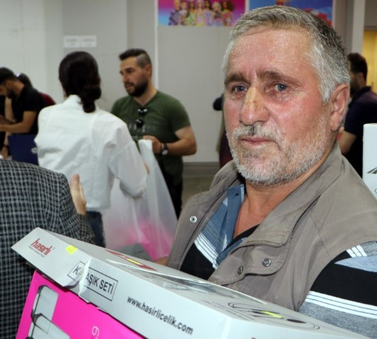 AVMde izdiham: Duyan koşup geldi Saatlerce kuyrukta beklediler, içeride birbirleriyle yarıştılar | Mağaza sahibi bile şaşkına döndü AVMde izdiham: Duyan koşup geldi Saatlerce kuyrukta beklediler, içeride birbirleriyle yarıştılar | Mağaza sahibi bile şaşkına döndü