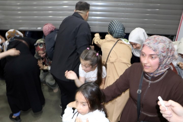 AVMde izdiham: Duyan koşup geldi Saatlerce kuyrukta beklediler, içeride birbirleriyle yarıştılar | Mağaza sahibi bile şaşkına döndü AVMde izdiham: Duyan koşup geldi Saatlerce kuyrukta beklediler, içeride birbirleriyle yarıştılar | Mağaza sahibi bile şaşkına döndü
