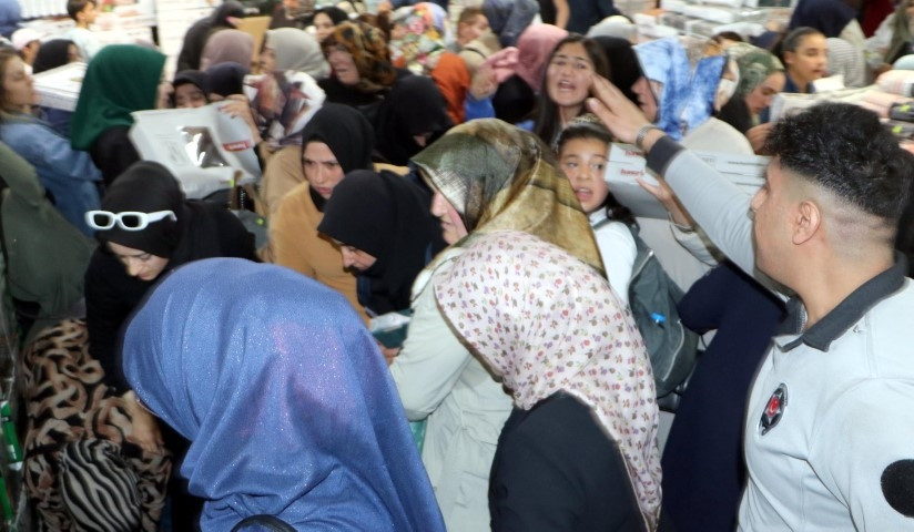 AVMde izdiham: Duyan koşup geldi Saatlerce kuyrukta beklediler, içeride birbirleriyle yarıştılar | Mağaza sahibi bile şaşkına döndü AVMde izdiham: Duyan koşup geldi Saatlerce kuyrukta beklediler, içeride birbirleriyle yarıştılar | Mağaza sahibi bile şaşkına döndü