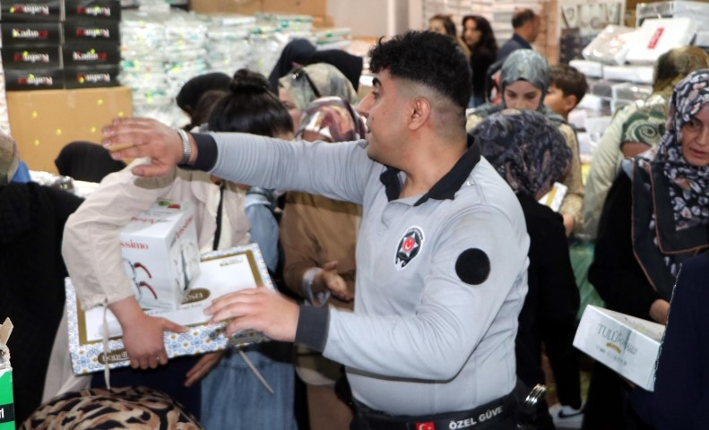 AVMde izdiham: Duyan koşup geldi Saatlerce kuyrukta beklediler, içeride birbirleriyle yarıştılar | Mağaza sahibi bile şaşkına döndü AVMde izdiham: Duyan koşup geldi Saatlerce kuyrukta beklediler, içeride birbirleriyle yarıştılar | Mağaza sahibi bile şaşkına döndü