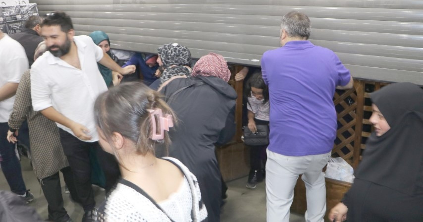AVMde izdiham: Duyan koşup geldi Saatlerce kuyrukta beklediler, içeride birbirleriyle yarıştılar | Mağaza sahibi bile şaşkına döndü AVMde izdiham: Duyan koşup geldi Saatlerce kuyrukta beklediler, içeride birbirleriyle yarıştılar | Mağaza sahibi bile şaşkına döndü