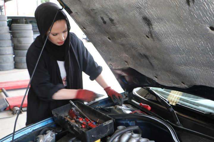 Kuaförde makyözlük yapıyordu, sanayide başladığı iş herkesin tuhafına gitti