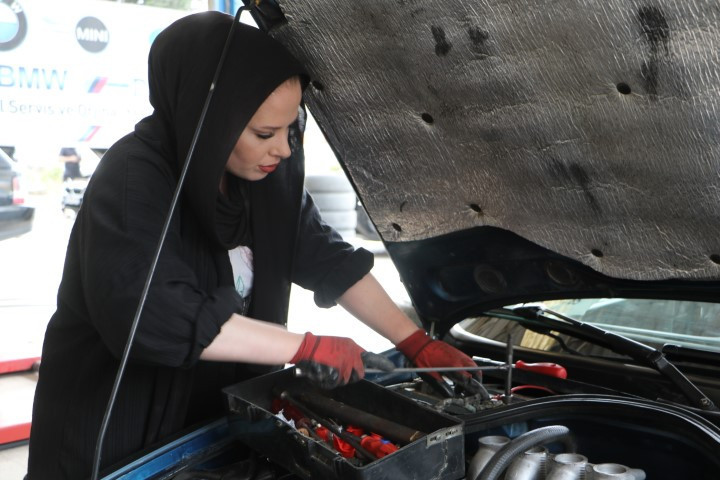 Kuaförde makyözlük yapıyordu, sanayide başladığı iş herkesin tuhafına gitti