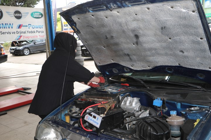 Kuaförde makyözlük yapıyordu, sanayide başladığı iş herkesin tuhafına gitti