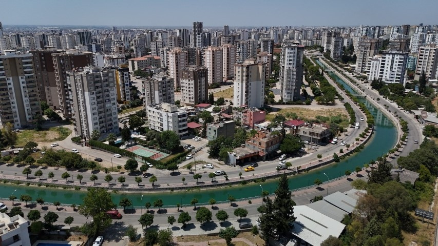 Adanadaki bu esnaf dükkanında can simidiyle teyakkuzda bekliyor Buraya bir çözüm bulsunlar