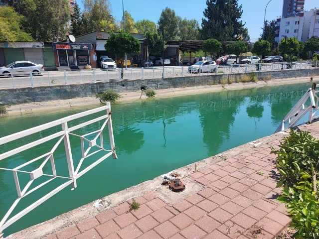 Adanadaki bu esnaf dükkanında can simidiyle teyakkuzda bekliyor Buraya bir çözüm bulsunlar