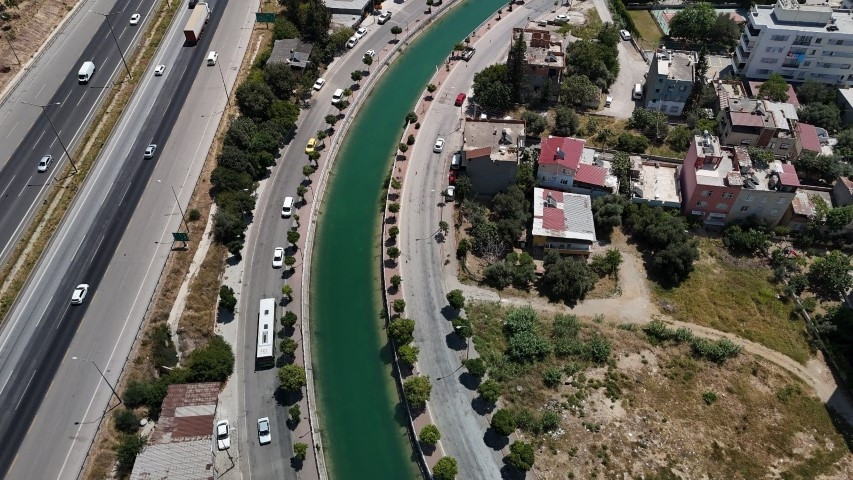 Adanadaki bu esnaf dükkanında can simidiyle teyakkuzda bekliyor Buraya bir çözüm bulsunlar