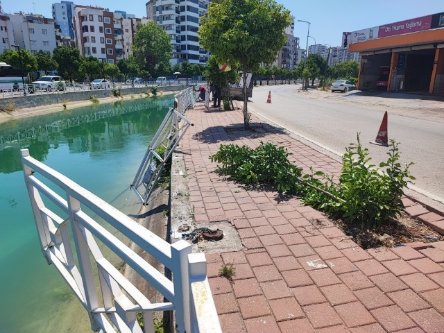 Adanadaki bu esnaf dükkanında can simidiyle teyakkuzda bekliyor Buraya bir çözüm bulsunlar