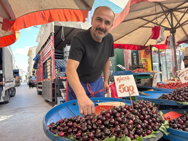 Zirai don vurmuştu: Pazarda kilosu 500 liradan satılıyor Zirai don vurmuştu: Pazarda kilosu 500 liradan satılıyor