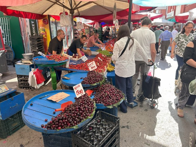 Zirai don vurmuştu: Pazarda kilosu 500 liradan satılıyor Zirai don vurmuştu: Pazarda kilosu 500 liradan satılıyor