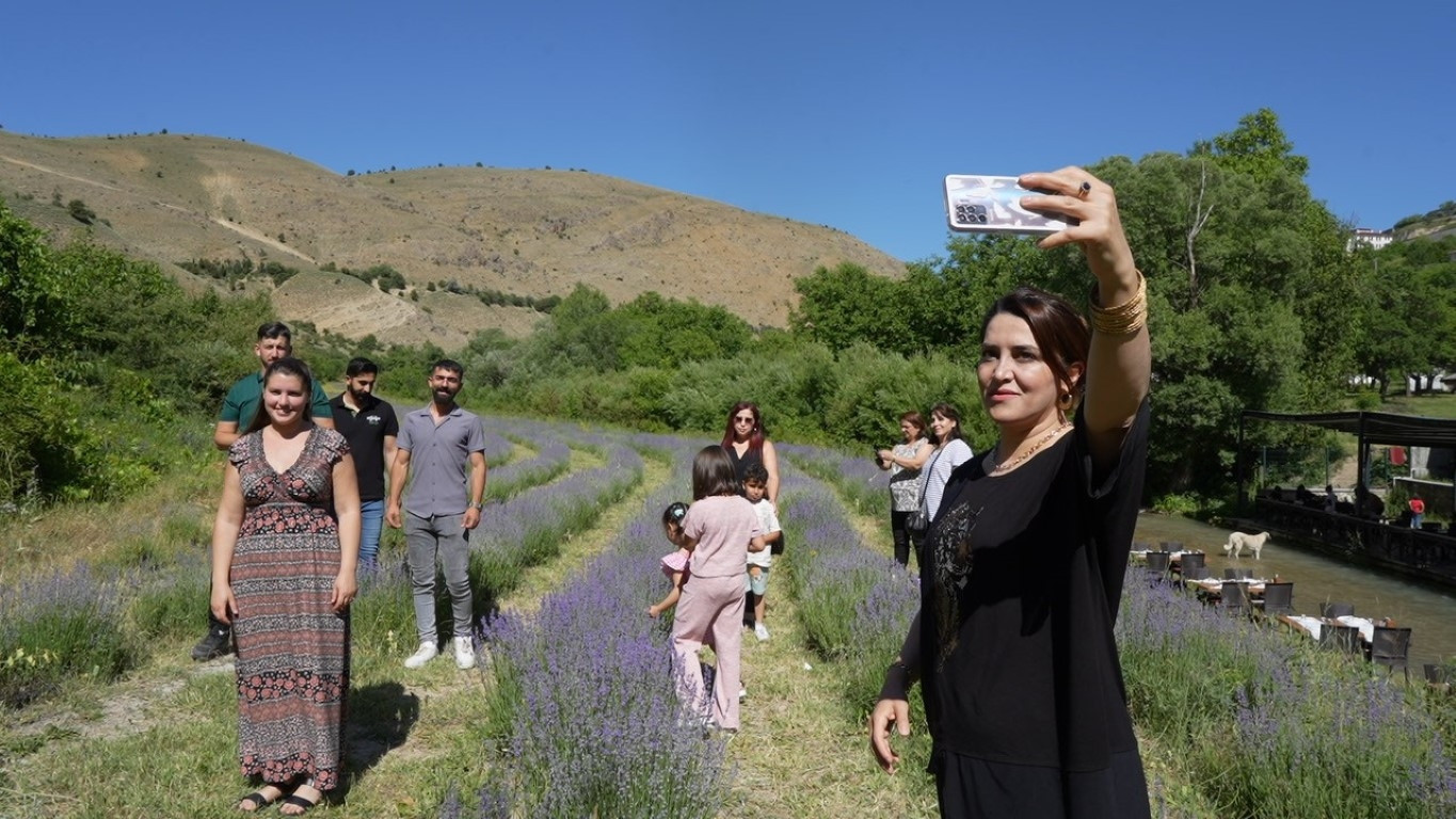 Erzincanda emekli öğretmen 3 yılda oluşturdu | Hiçbir ücret almıyor... Kentteki uğrak noktalardan biri oldu Erzincanda emekli öğretmen 3 yılda oluşturdu | Hiçbir ücret almıyor... Kentteki uğrak noktalardan biri oldu