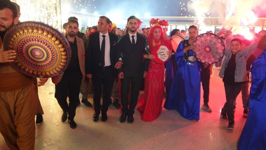 Aşiret düğününde dudak uçuklatan takı: Milyonlarca lira para, 1 buçuk kilo altın