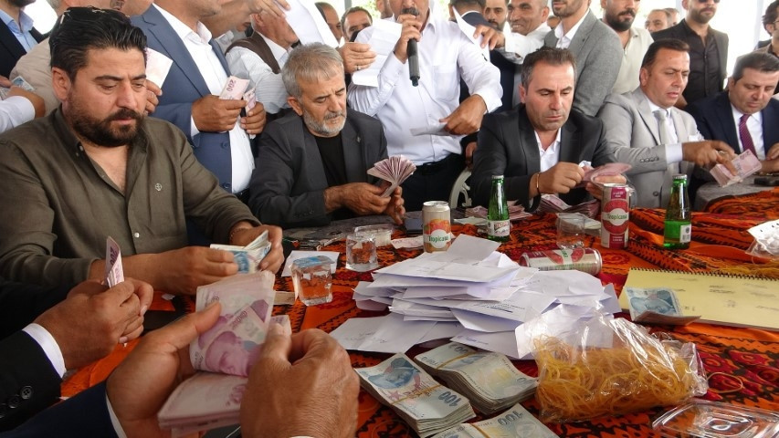 Aşiret düğününde dudak uçuklatan takı: Milyonlarca lira para, 1 buçuk kilo altın