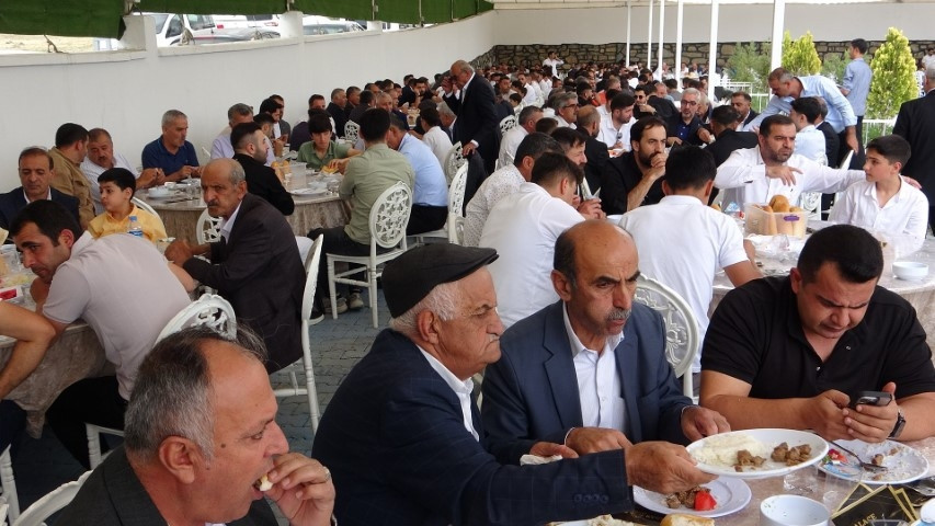 Aşiret düğününde dudak uçuklatan takı: Milyonlarca lira para, 1 buçuk kilo altın