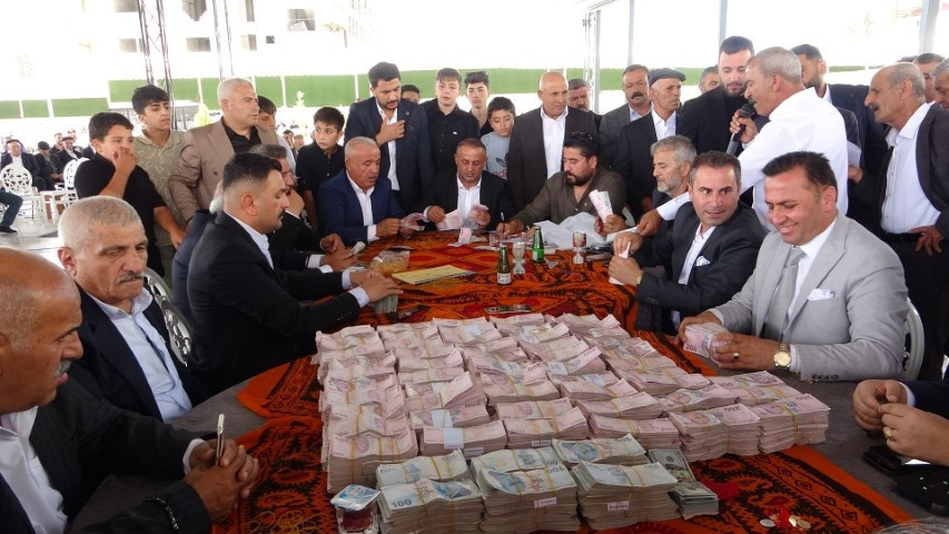 Aşiret düğününde dudak uçuklatan takı: Milyonlarca lira para, 1 buçuk kilo altın