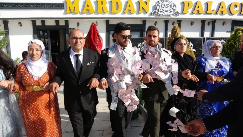 Aşiret düğününde dudak uçuklatan takı: Milyonlarca lira para, 1 buçuk kilo altın
