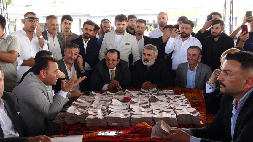 Aşiret düğününde dudak uçuklatan takı: Milyonlarca lira para, 1 buçuk kilo altın