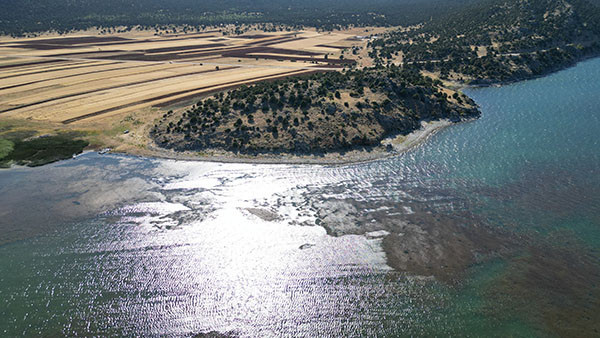 Türkiyenin tek göl adası 30 haneden oluşuyor: Kışın dış dünyayla bağlantıları kesiliyor Türkiyenin tek göl adası 30 haneden oluşuyor: Kışın dış dünyayla bağlantıları kesiliyor