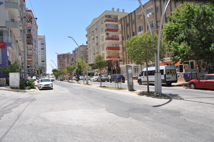 Hava sıcaklığı 40 derecenin üzerine çıktı, kentte yaşam durdu: Cadde ve sokaklar boş kaldı
