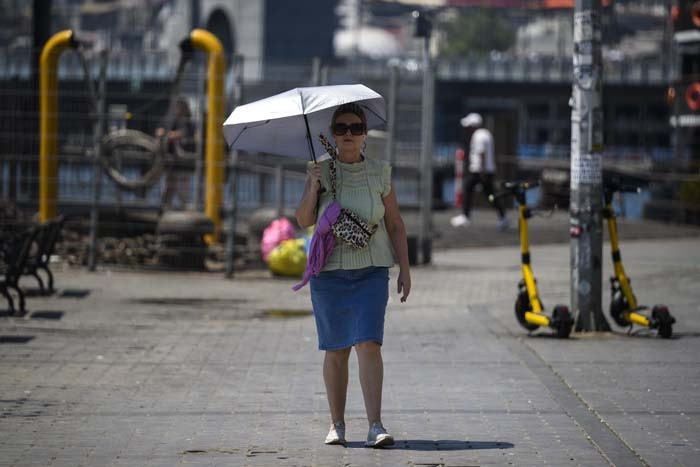 İstanbulda sıcak havadan bunalan sahil ve parklara koştu