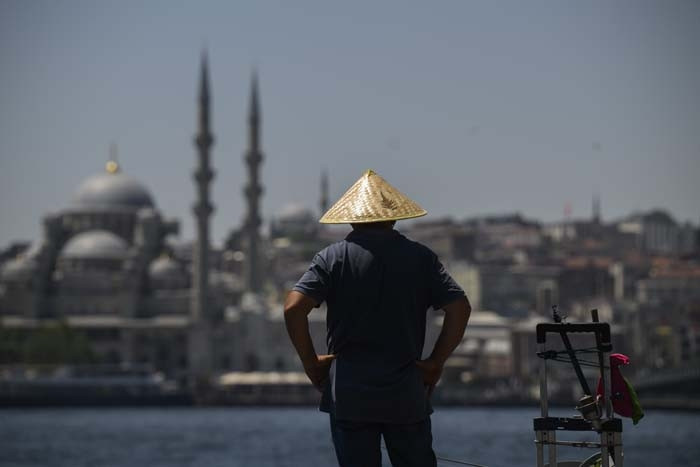 İstanbulda sıcak havadan bunalan sahil ve parklara koştu