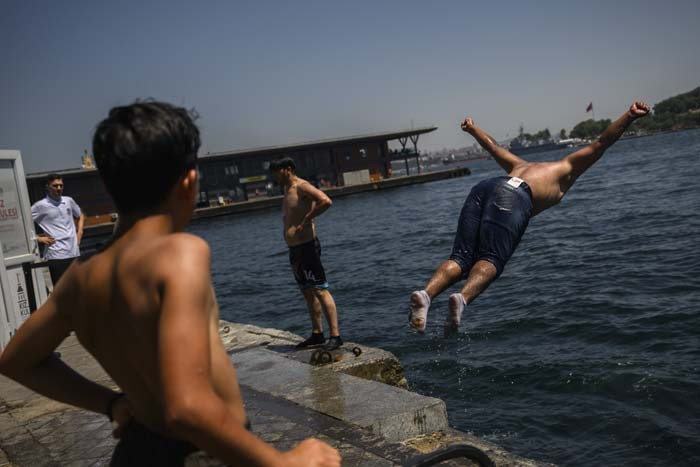 İstanbulda sıcak havadan bunalan sahil ve parklara koştu
