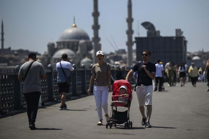 İstanbulda sıcak havadan bunalan sahil ve parklara koştu