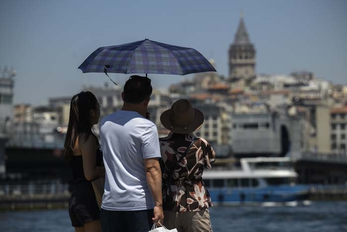 İstanbulda sıcak havadan bunalan sahil ve parklara koştu