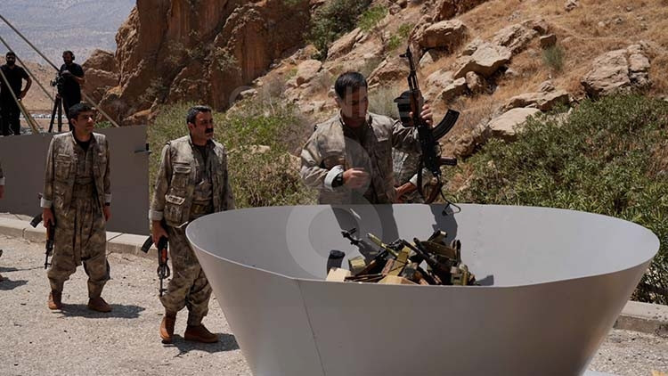 Terör örgütü PKK silah bıraktı: İşte tarihi görüntüler